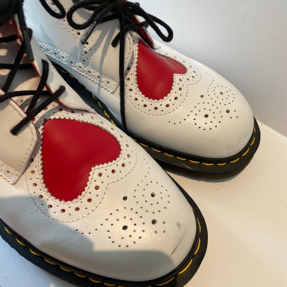 Dr. Martens Bentley II White w/ Red Hearts - Picture 3 of 9